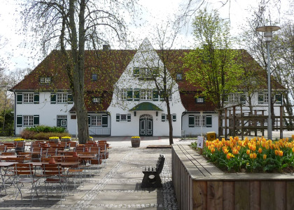 1 Blick auf das Haupthaus und die moeblierte Aussenterrasse vor dem Speisesaal JFBS Koppelsberg