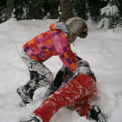 Brahmsee Winter Kinder toben im Schnee